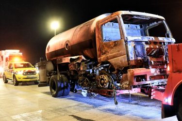 Δίωξη στον οδηγό του βυτιοφόρου που πήρε φωτιά στην εθνική οδό Αθηνών – Κορίνθου