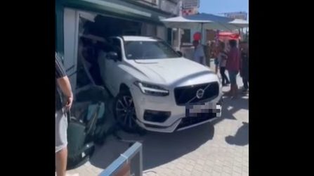 Οχημα “εισέβαλε” μέσα σε κατάστημα στο Πευκοχώρι Χαλκιδικής (ΒΙΝΤΕΟ)