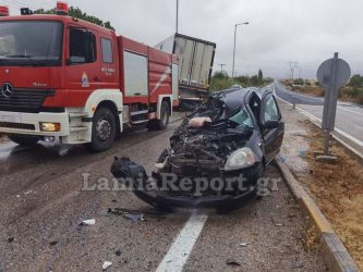 Σοκαριστικό τροχαίο με νταλίκα που παρέσυρε αυτοκίνητα –  Νεκρή μία γυναίκα (ΒΙΝΤΕΟ & ΦΩΤΟ)