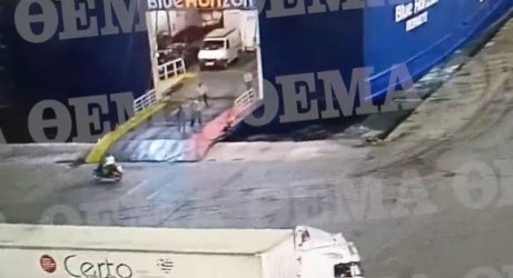 Τραγωδία στον Πειραιά: Σοκάρει βίντεο που δείχνει το πλήρωμα να σπρώχνει τον 36χρονο που πνίγηκε