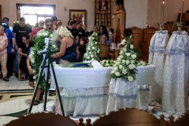 Οι Κρητικοί αποχαιρετούν τον 36χρονο Αντώνη Καργιώτη – Θρήνος στην κηδεία του (ΒΙΝΤΕΟ & ΦΩΤΟ)