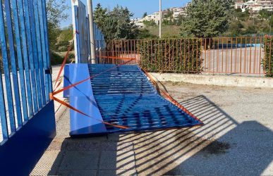 Θεσσαλονίκη: Ξήλωσαν την καγκελόπορτα του 1ου δημοτικού σχολείου στο Πανόραμα (ΦΩΤΟ)