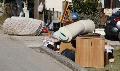 Bόλος: Δύο συλλήψεις για πλιάτσικο μετά τις πλημμύρες – “Αρπαξαν” ψυγείο και κουζίνα από το πεζοδρόμιο