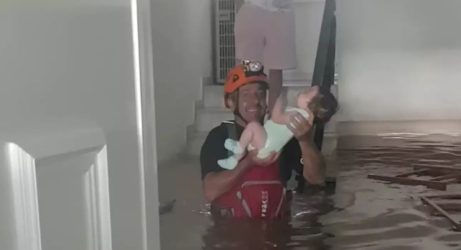 Θεσσαλία: Απεγκλώβισαν μωρό από πλημμυρισμένο σπίτι (ΒΙΝΤΕΟ)
