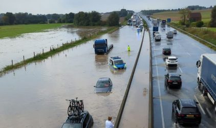 Γερμανία: Σε… ποτάμι μετατράπηκε κεντρικός αυτοκινητόδρομος (ΒΙΝΤΕΟ)