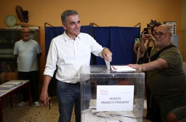 Ψήφισε ο Ευκλείδης Τσακαλώτος: “Σημαντική μέρα για τον ΣΥΡΙΖΑ, την κοινωνία, τον κόσμο της Αριστεράς”