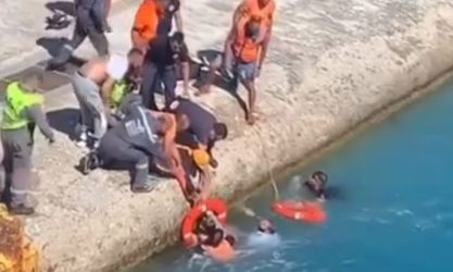 Τήνος: Γυναίκα έπεσε στην θάλασσα κατά την επιβίβαση της στο πλοίο (ΒΙΝΤΕΟ)