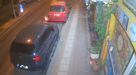 Θεσσαλονίκη: Αυτοκίνητο χτύπησε και εγκατέλειψε οδηγό μηχανής – Σοκάρει το βίντεο