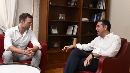 Ο Τσίπρας παραδίδει την προεδρία του ΣΥΡΙΖΑ στον Κασσελάκη (ΦΩΤΟ)