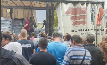 Κακοκαιρία Daniel: Μάχη για ένα μπουκάλι νερό στον Βόλο – Τα άρπαζαν ο ένας από τον άλλον (ΒΙΝΤΕΟ)