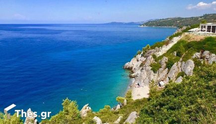 Η μοναδική παραλία στη Χαλκιδική που «συνδυάζει» το θαλασσινό με το… ιαματικό μπάνιο (ΒΙΝΤΕΟ & ΦΩΤΟ)