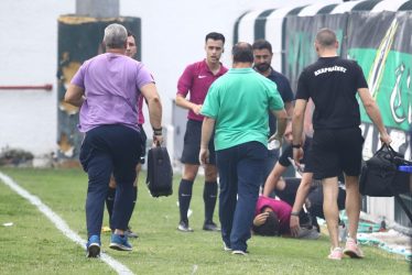 Φωτοβολίδα κρότου λάμψης έπεσε δίπλα στον βοηθό διαιτητή στο Αχαρναϊκός – Πιερικός (ΦΩΤΟ)