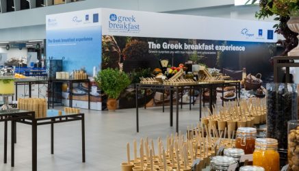 Ελληνικό πρωινό απόλαυσαν οι επιβάτες στο Αεροδρόμιο «Μακεδονία» (ΦΩΤΟ)