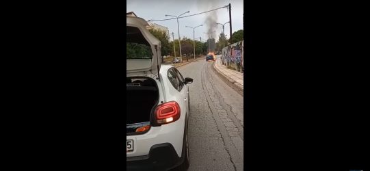 Θεσσαλονίκη: Στις φλόγες εν κινήσει αυτοκίνητο στο Κορδελιό (ΒΙΝΤΕΟ)