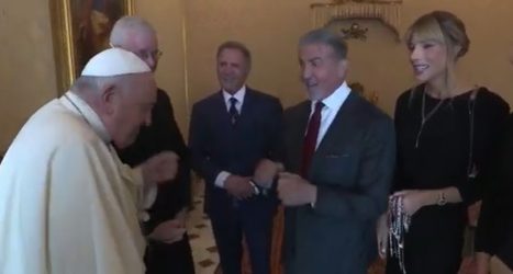 Πάπας Φραγκίσκος: Επαιξε… μποξ με τον Σιλβέστερ Σταλόνε (ΒΙΝΤΕΟ)