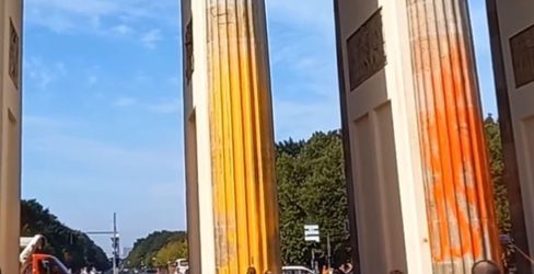 Γερμανία: Ακτιβιστές της “Τελευταίας Γενιάς” έβαψαν την Πύλη του Βρανδεμβούργου