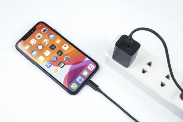 Η Apple προειδοποιεί να μην φορτίζετε τα iPhone 15 με Android USB-C καλώδια