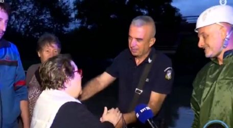 Κακοκαιρία Daniel: Το συγκινητικό “ευχαριστώ” ηλικιωμένης σε αστυνομικό που την διέσωσε (ΒΙΝΤΕΟ)