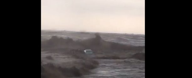 Κακοκαιρία Daniel: Η σοκαριστική στιγμή που η θάλασσα “εξαφανίζει” αυτοκίνητα (ΒΙΝΤΕΟ)