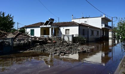 Μάχη με τον χρόνο για τους πολίτες στη Θεσσαλία – Προσπαθούν να αποκαταστήσουν τις ζημιές