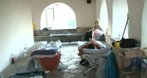 Αποκλεισμένος ο Βλοχός Καρδίτσας – Εξω από την εκκλησία κοιμούνται οι κάτοικοι του χωριού (ΒΙΝΤΕΟ)