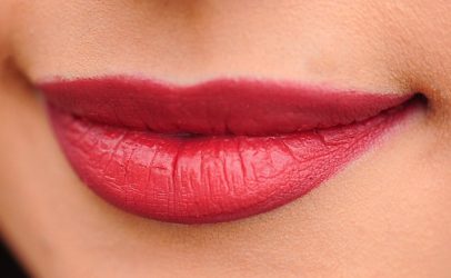 Το νέο TikTok trend για ζουμερά χείλη (ΒΙΝΤΕΟ)