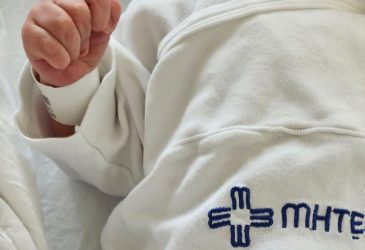 Πάνος Μουζουράκης: Οι πρώτες φωτογραφίες από το μαιευτήριο μετά την γέννηση της κόρης του