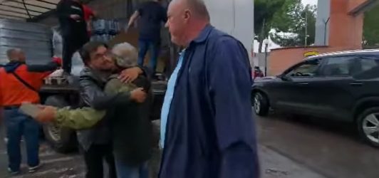 Ο Αχιλλέας Μπέος κατσαδιάζει εργαζόμενους και πολίτες στο Βόλο – Νέα βίντεο