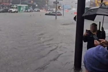 Ισχυρή καταιγίδα έπληξε τη Νέα Υόρκη – Δρόμοι και λεωφόροι μετατράπηκαν σε ποτάμια (ΒΙΝΤΕΟ)