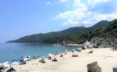 Φάβα: Η «κρυμμένη» παραλία στη Χαλκιδική, με τους σμιλεμένους βράχους, τους κολπίσκους και τα γαλαζοπράσινα νερά (ΦΩΤΟ)