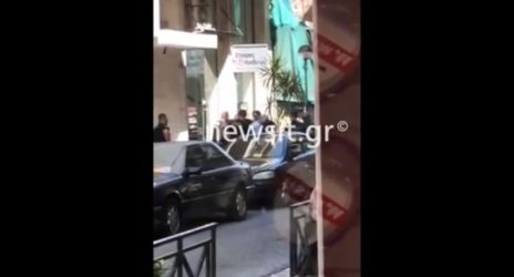Πειραιάς: Βίντεο ντοκουμέντο με τη στιγμή που παραδίνεται στις αρχές ο 68χρονος που σκότωσε τον 39χρονο