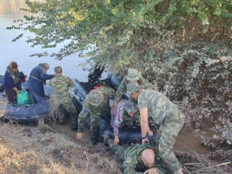 Αυταπάρνηση πεζοναύτη στη Θεσσαλία – Ξαπλώνει στις λάσπες για να πατήσουν πάνω του ηλικιωμένοι