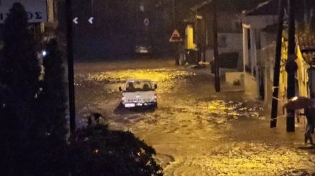 “Ποτάμι” κεντρικός δρόμος στα Τρίκαλα μετά από μια ώρα βροχής (ΒΙΝΤΕΟ)
