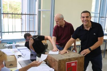 Εκλογές ΣΥΡΙΖΑ: Ψήφισε για τον νέο πρόεδρο ο Αλέξης Τσίπρας (ΦΩΤΟ)