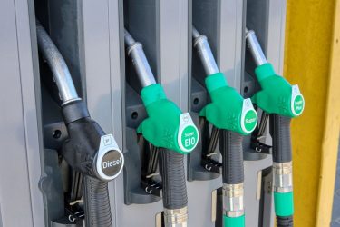 Οι δασμοί Τραμπ έριξαν την τιμή στη βενζίνη κατά λεπτά (ΒΙΝΤΕΟ)