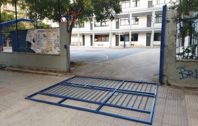 Βόλος: Τραυματίστηκε εκπαιδευτικός από καγκελόπορτα που κατέρρευσε σε ΕΠΑΛ