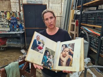 Η συγκινητική ιστορία ενός άλμπουμ βάπτισης που “ξεθάφτηκε” από τις λάσπες (ΦΩΤΟ)