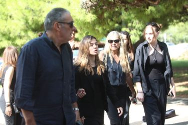 Γιάννης Ιωαννίδης: Συγκίνησε ο επικήδειος της κόρης του – «Θρηνούμε που σε χάσαμε, μα χαιρόμαστε γιατί ζήσαμε μαζί σου» (ΒΙΝΤΕΟ)