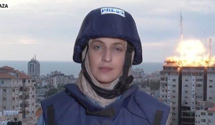 Η στιγμή που σκάει ρουκέτα πίσω από δημοσιογράφο σε ζωντανή μετάδοση (ΒΙΝΤΕΟ)