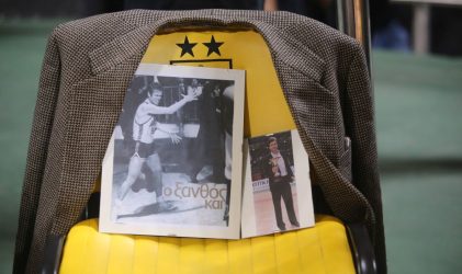 KΑΕ Αρης: Τοποθέτησε το σακάκι και μια φωτογραφία του Γιάννη Ιωαννίδη στο Αλεξάνδρειο (ΦΩΤΟ)