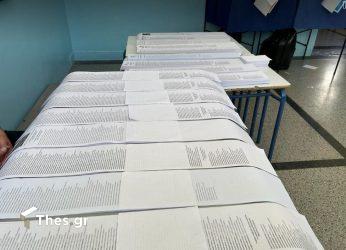 Αυτοδιοικητικές εκλογές: Ατομα μοίραζαν ψηφοδέλτια έξω από εκλογικό τμήμα