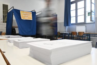 Ευρωεκλογές 2024: Πυρετώδεις οι προετοιμασίες πριν να ανοίξουν οι κάλπες