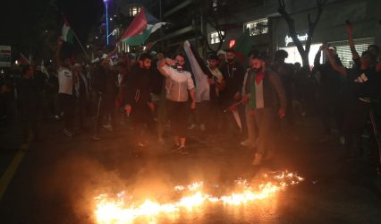 Θεσσαλονίκη: Εκαψαν σημαίες της Αμερικής και του Ισραήλ έξω από το προξενείο των ΗΠΑ (ΦΩΤΟ)