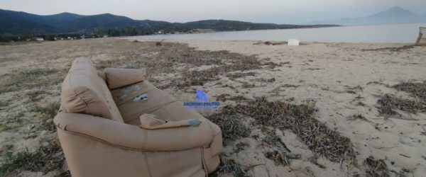 Χαλκιδική: Παράτησαν καναπέ σε παραλία στην Συκιά (ΦΩΤΟ)