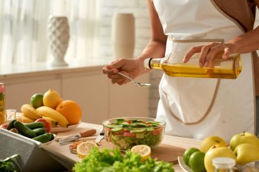 Γιατί είναι απαραίτητο να έχουμε στη διατροφή μας το ελαιόλαδο