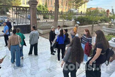 Ξέσπασαν σε κλάματα οι κοπέλες που κατέθεσαν για την σεξουαλική παρενόχληση από τον καθηγητή τους