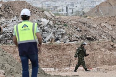 H στιγμή της απενεργοποίησης της βόμβας του Β΄ Παγκοσμίου Πολέμου στην Γλυφάδα (ΒΙΝΤΕΟ)