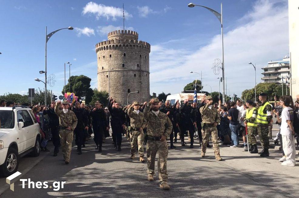 Θεσσαλονίκη: ΟΥΚάδες παρελαύνουν και τραγουδούν το «Μακεδονία Ξακουστή» μπροστά το Λευκό Πύργο