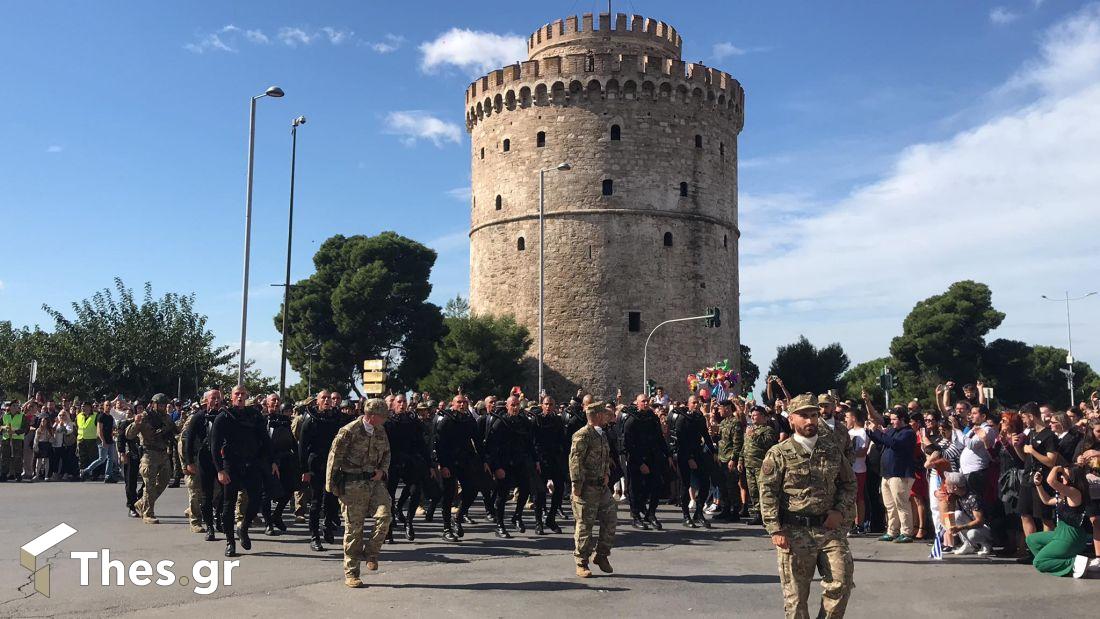 Θεσσαλονίκη: ΟΥΚάδες παρελαύνουν και τραγουδούν το «Μακεδονία Ξακουστή» μπροστά το Λευκό Πύργο