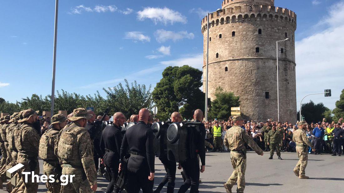 Θεσσαλονίκη: ΟΥΚάδες παρελαύνουν και τραγουδούν το «Μακεδονία Ξακουστή» μπροστά το Λευκό Πύργο